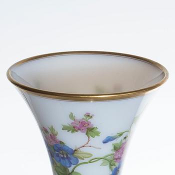 VAS, omkring 1900, flussglas med målad dekor.