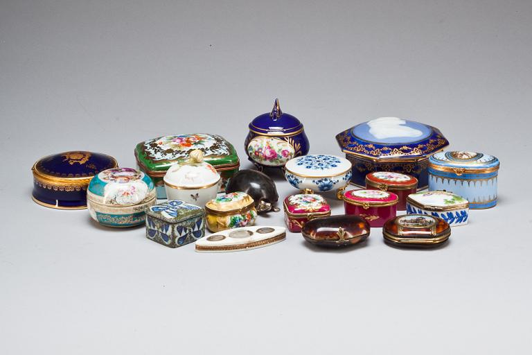 PARTI DOSOR, porslin, 18 st. Mestadels Limoges, 1800/1900-tal.