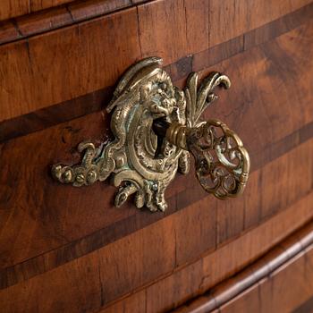 A first half of the 18th Century late Baroque chest of drawers.