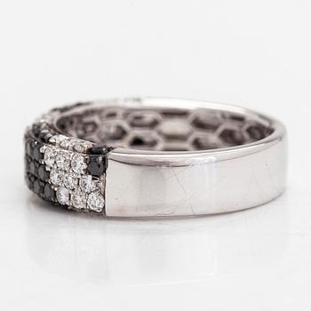 Ring, 18K vitguld, svarta och vita diamanter tot ca 1.18 ct. Italien.