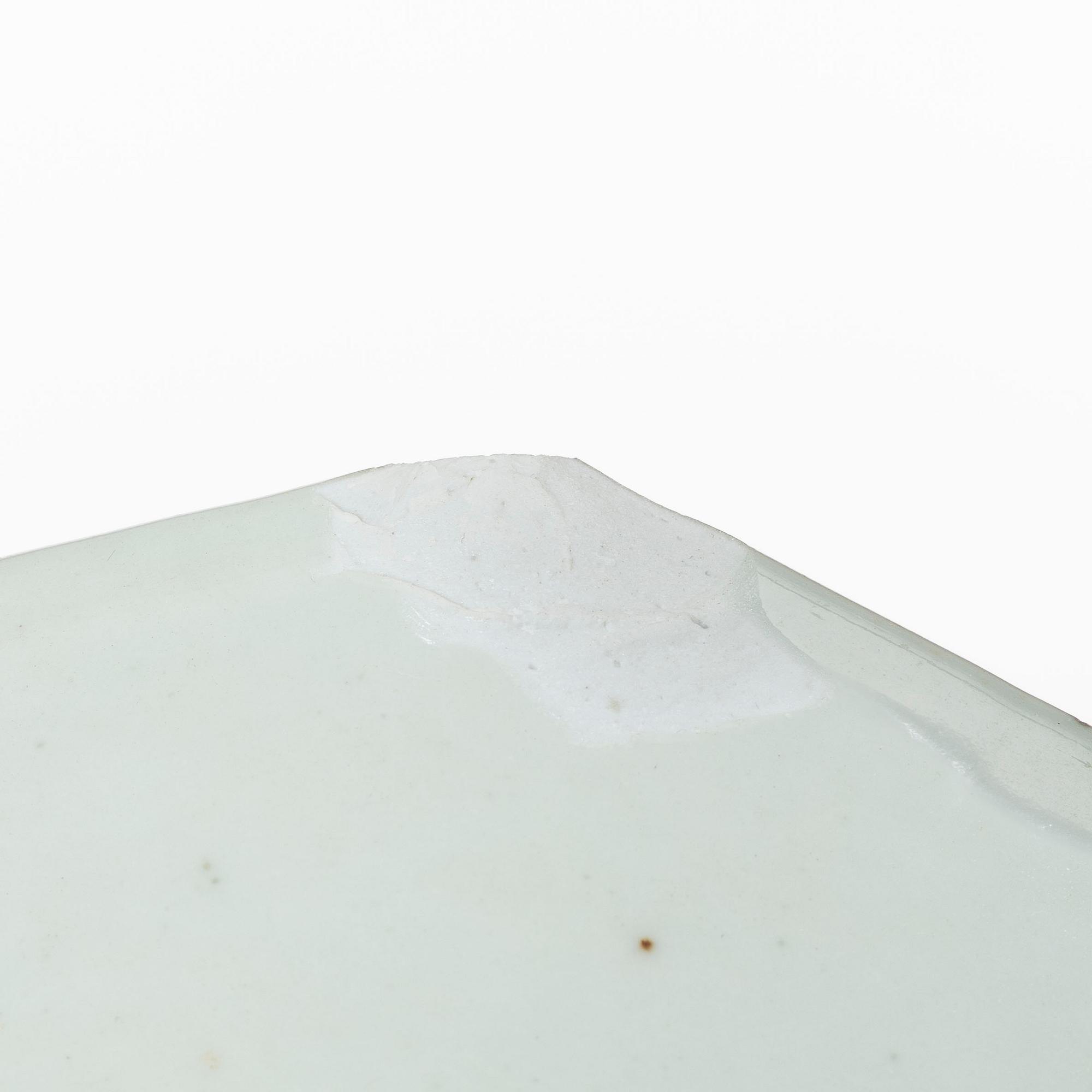 A blue and white tea pot with cover and serving dish, Qing dynasty, Qianlong (1736-95).