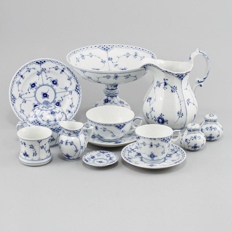 SERVISDELAR, 46 st, "Musselmalet", Royal Copenhagen, 1900-talets andra hälft.