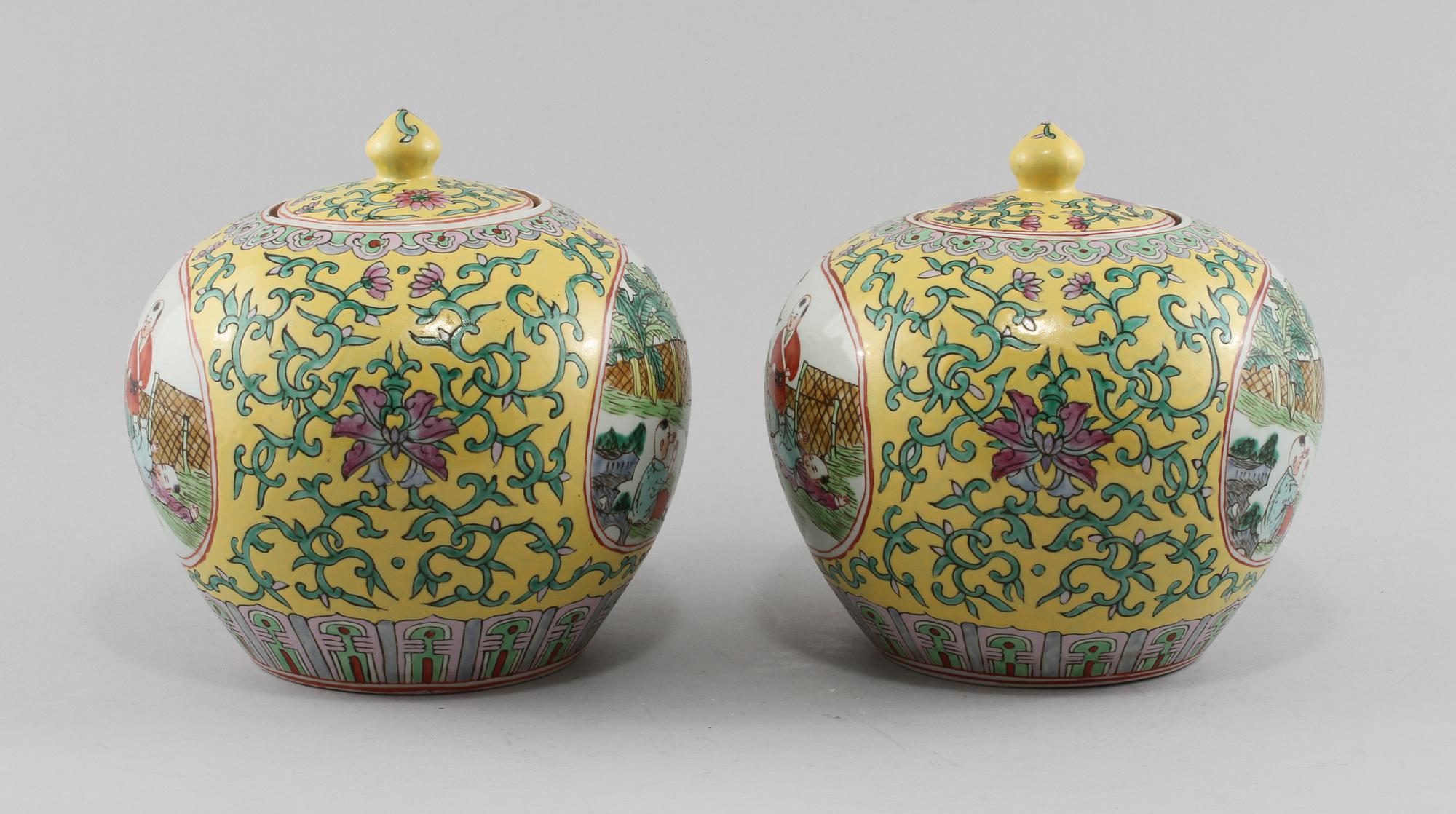 LOCKBOJANER, ett par, porslin, Kina, 1900-tal.