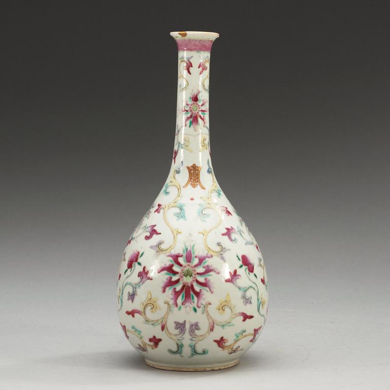 A famille rose bottle with Qianlong seal mark, late Qing dynasty.