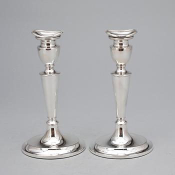 LJUSSTAKAR, ett par, Svend Toxvaerd, Danmark, 1900-talets andra hälft. Fylld fot.