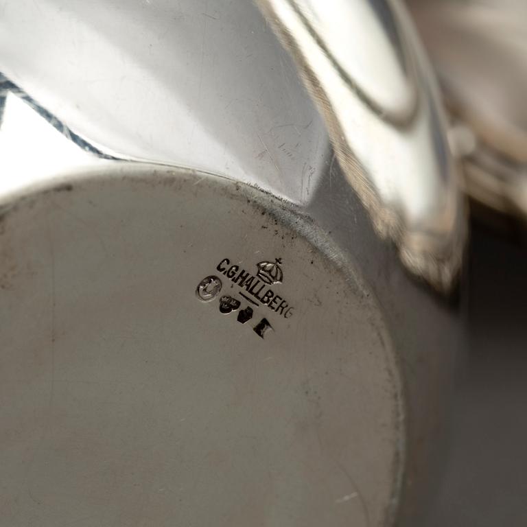 SKÅL, samt FAT, 2 st, silver bl.a. CG Hallberg, Stockholm, 1939. Vikt 109 + 571 g.