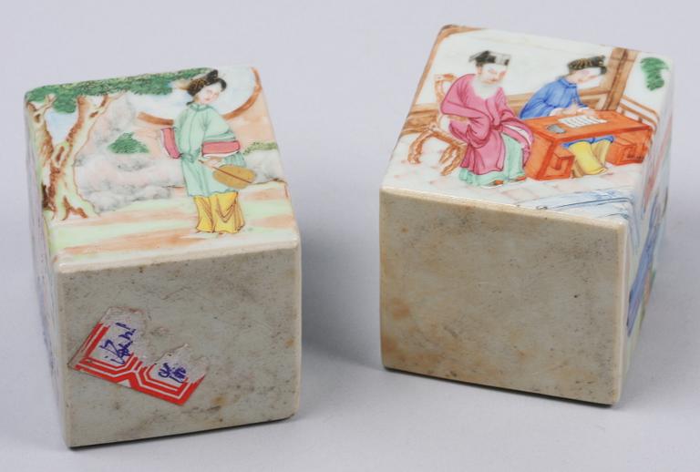 STRÖARE OCH BLÄCKHORN. Porslin. Kina 1800-tal.