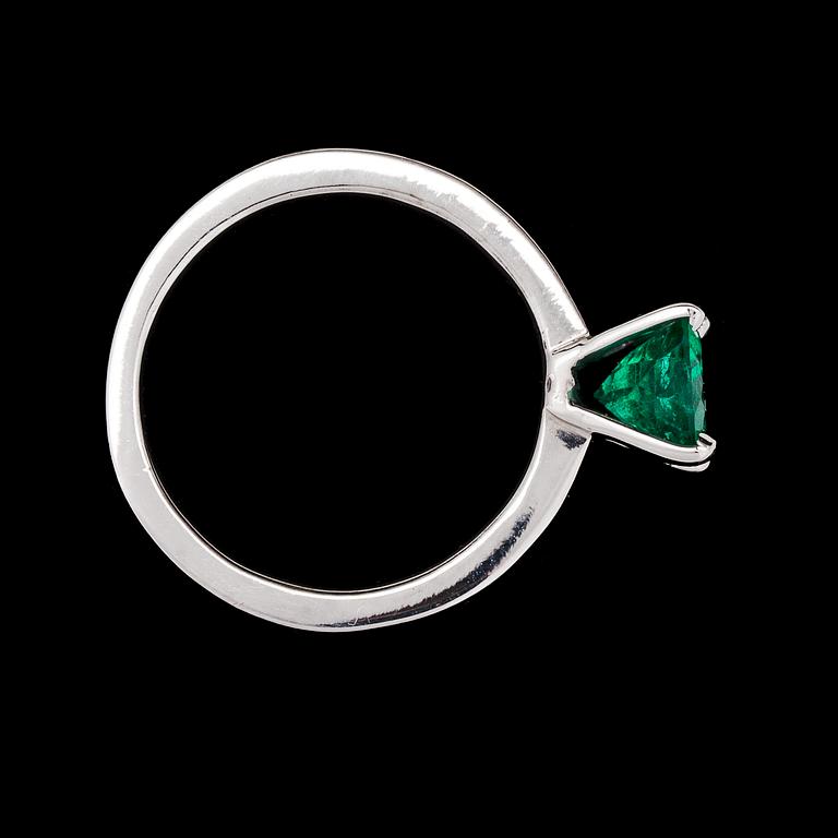 RING, oval fasettslipad smaragd, 1.25 ct.