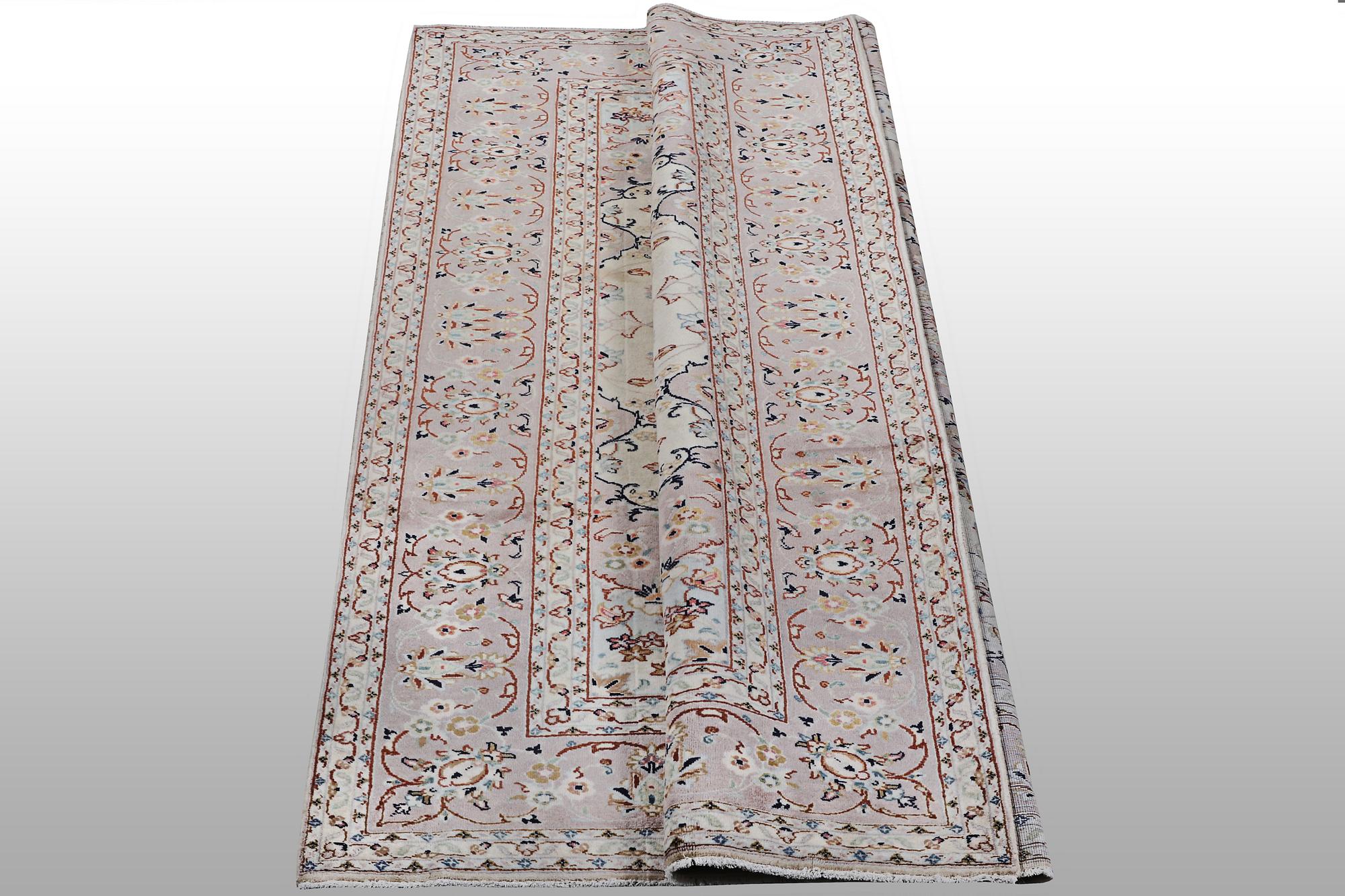 A carpet, Kashan, ca 292 x 202 cm.