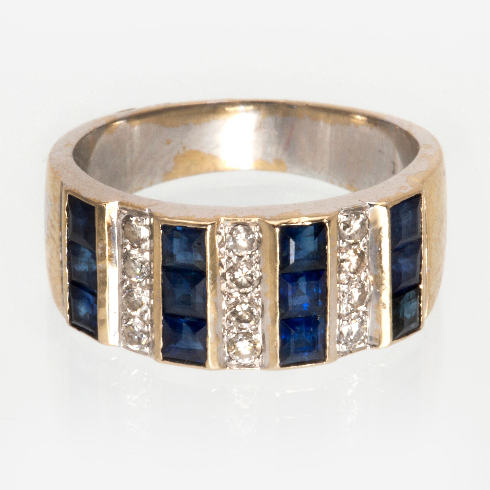 Ring 18K whitegold sapphires and brilliant-cut diamonds approx 0,30 ct in total.