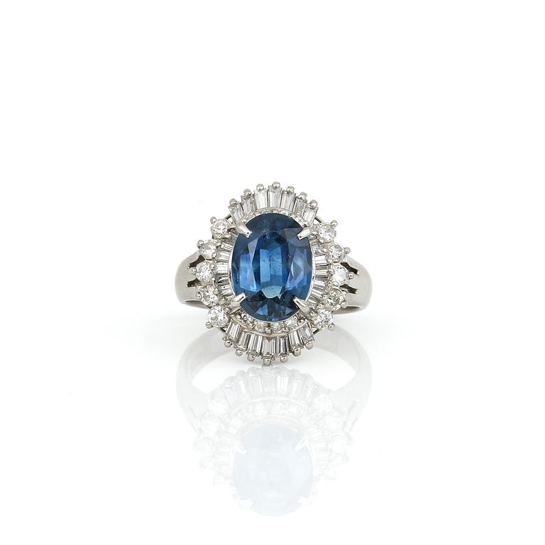 RING, platina med ovalslipad safir, ca 2,71 ct och diamanter, tot ca 1,04 ct. Total vikt ca  9,72 g.