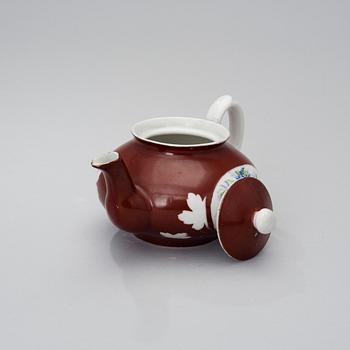 A 1920s porcelain teapot for Gardner, Sovjet Union.