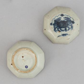 A blue and white dish and a box with cover, Ming dynasty (1368-1644).