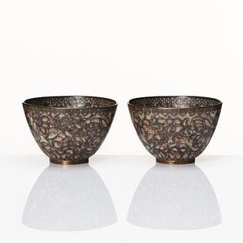 A pair of cloisonné cups, late Qing dynasty.