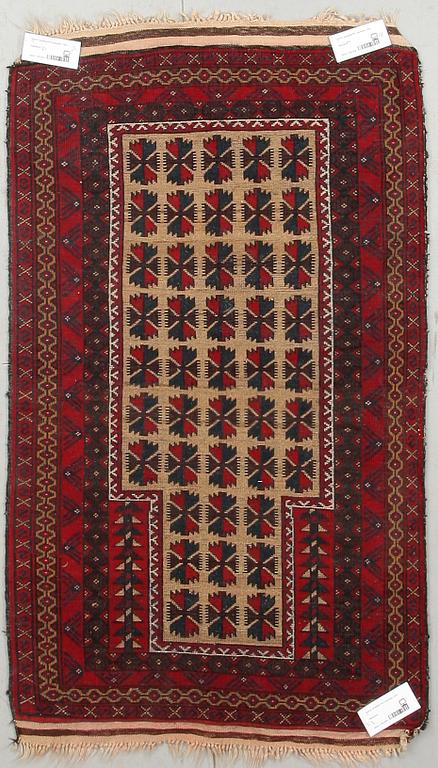 BÖNEMATTA, orientalisk. 128 x 77.
