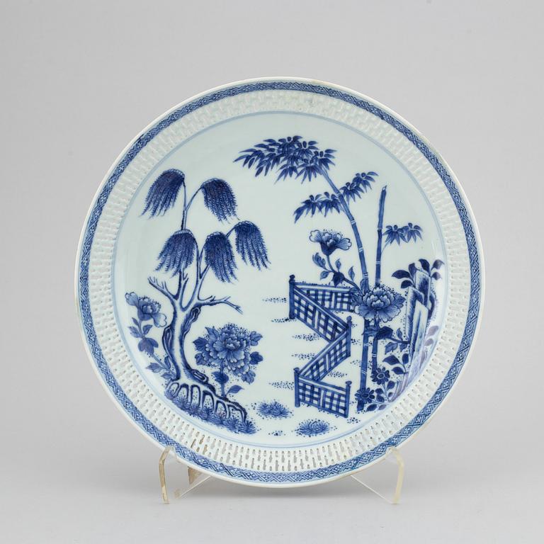 A blue and white dish, Qing dynasty, Qianlong (1736-95).