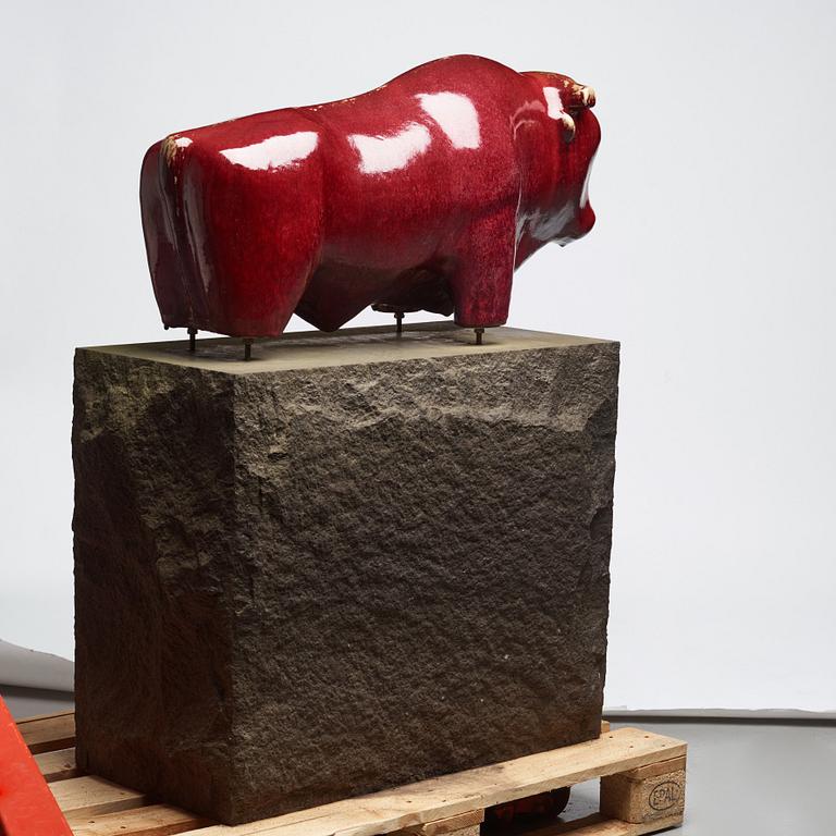 Ulla & Gustav Kraitz, a stoneware sculpture of a bull, Förslöv, Sweden, on a diabase pedestal.