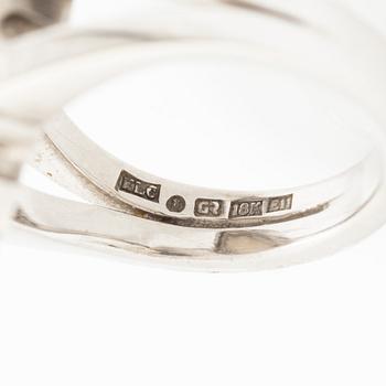 Ring, cocktailring, 18K vitguld med droppformad opal och krans med briljantslipade diamanter.