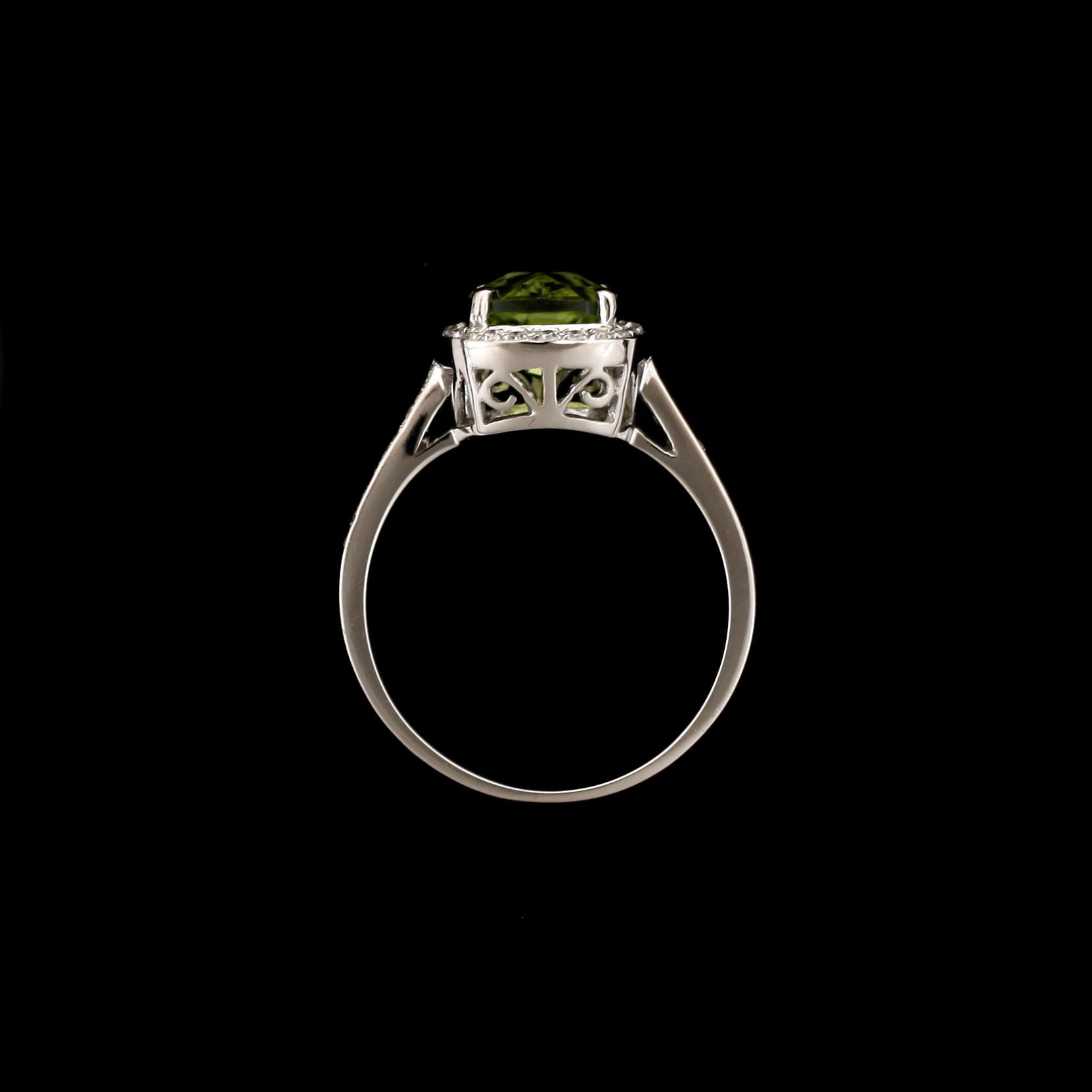 RING, 14k vitguld med peridot ca2,20ct och diamanter tot ca0,21ct.