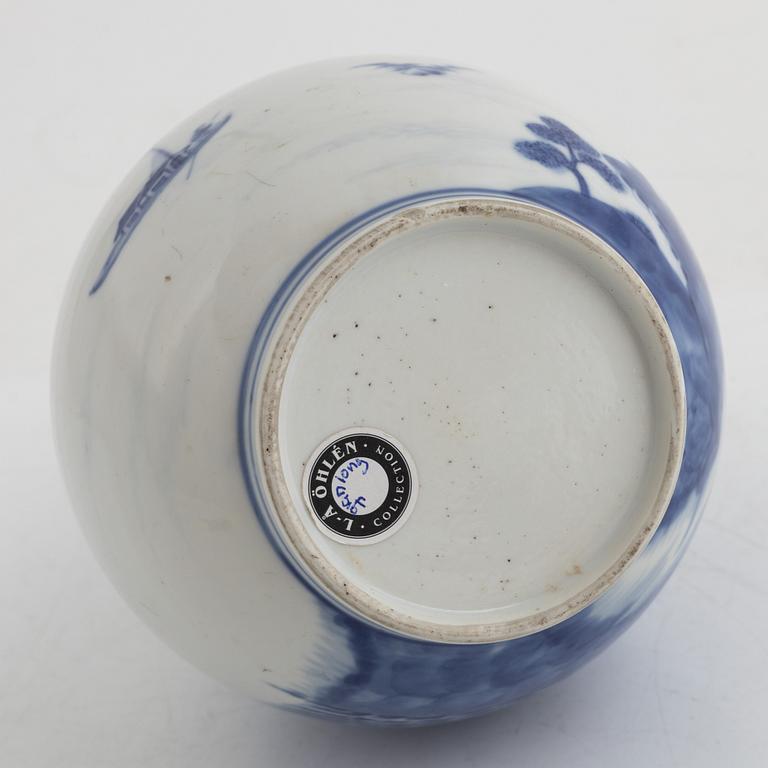 A Chinese blue and white porcelain flask, Qng dynasty, Qianlong (1736-95).