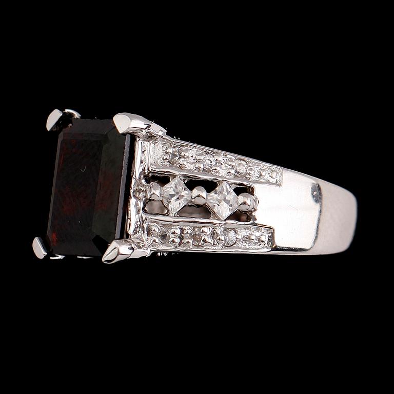RING, sterlingsilver, granat ca 3.50 ct, vita safirer tot ca 0,40 ct.