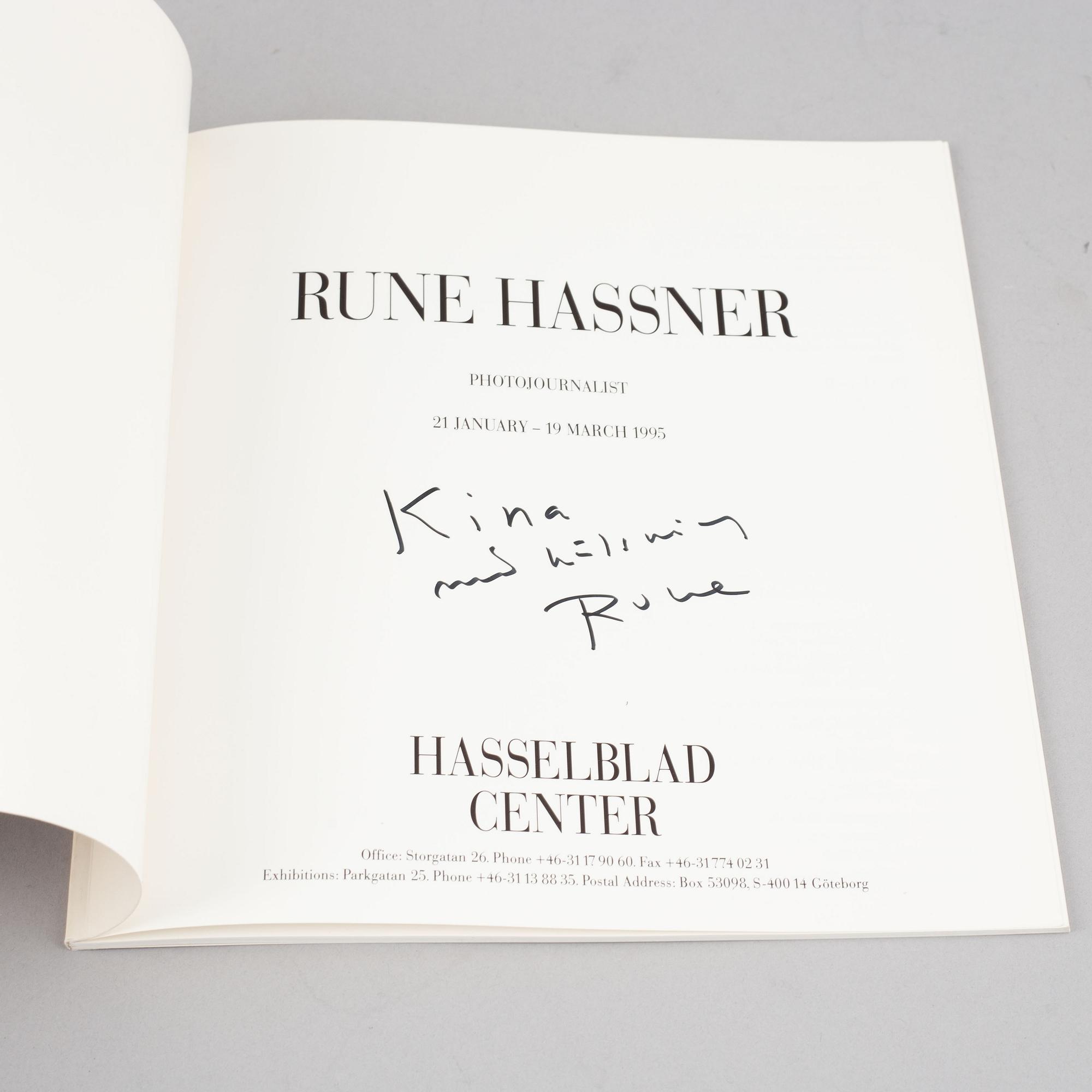 Tiofoto, 2 böcker samt 4 kataloger, några med dedikation.