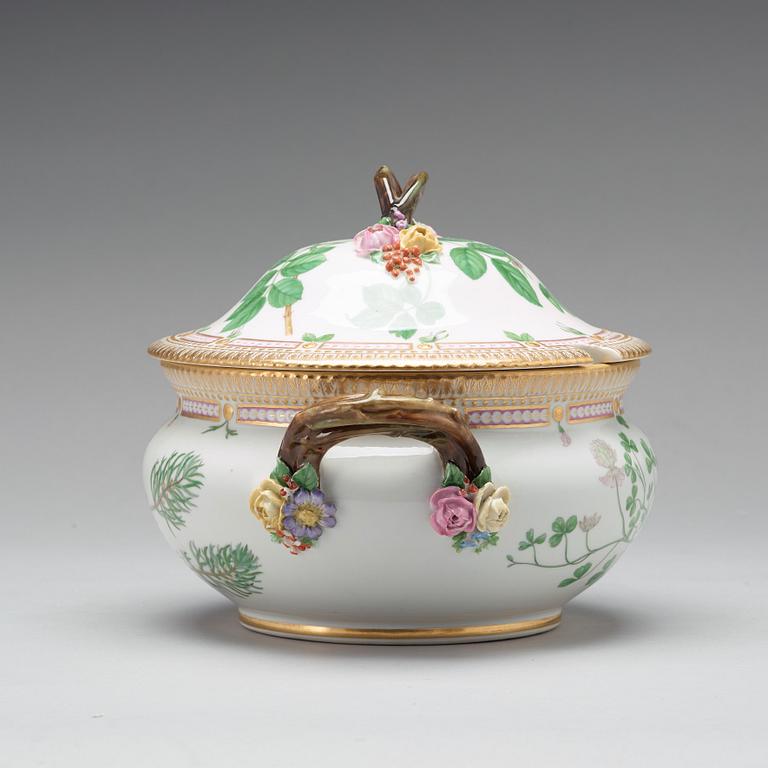 TERRIN med LOCK, porslin. "Flora Danica", Royal Copenhagen, Danmark, 1900-tal.