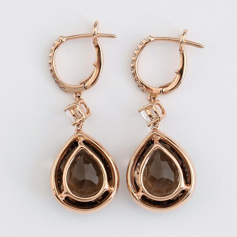 ÖRHÄNGEN, 1 par, 18K roséguld, bruntonad kvartz tot ca 9.85 ct, diamanter tot ca 0.34 ct, vita topaser tot ca 0.75 ct.