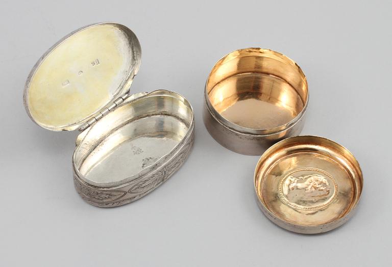 DOSOR, 2 st, silver, Sverige, 1784 respektive 1830, vikt 115 gram.