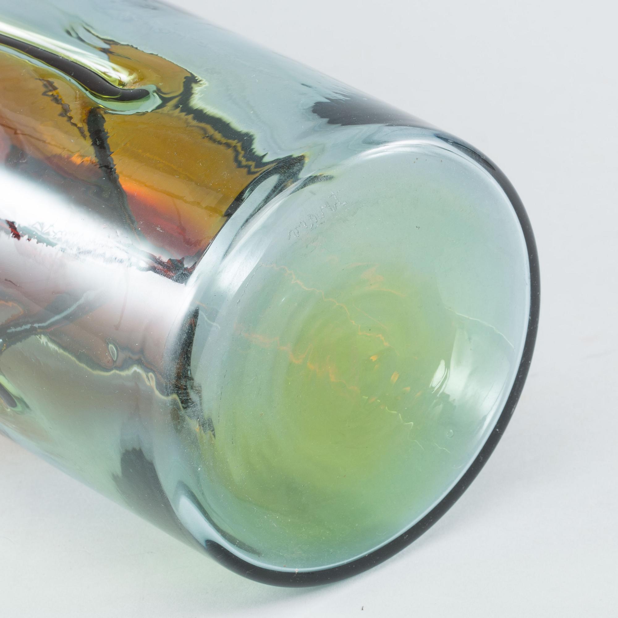 A TONI ZUCCHERIE SCORZE VEART GLASS VASE, around 1970.