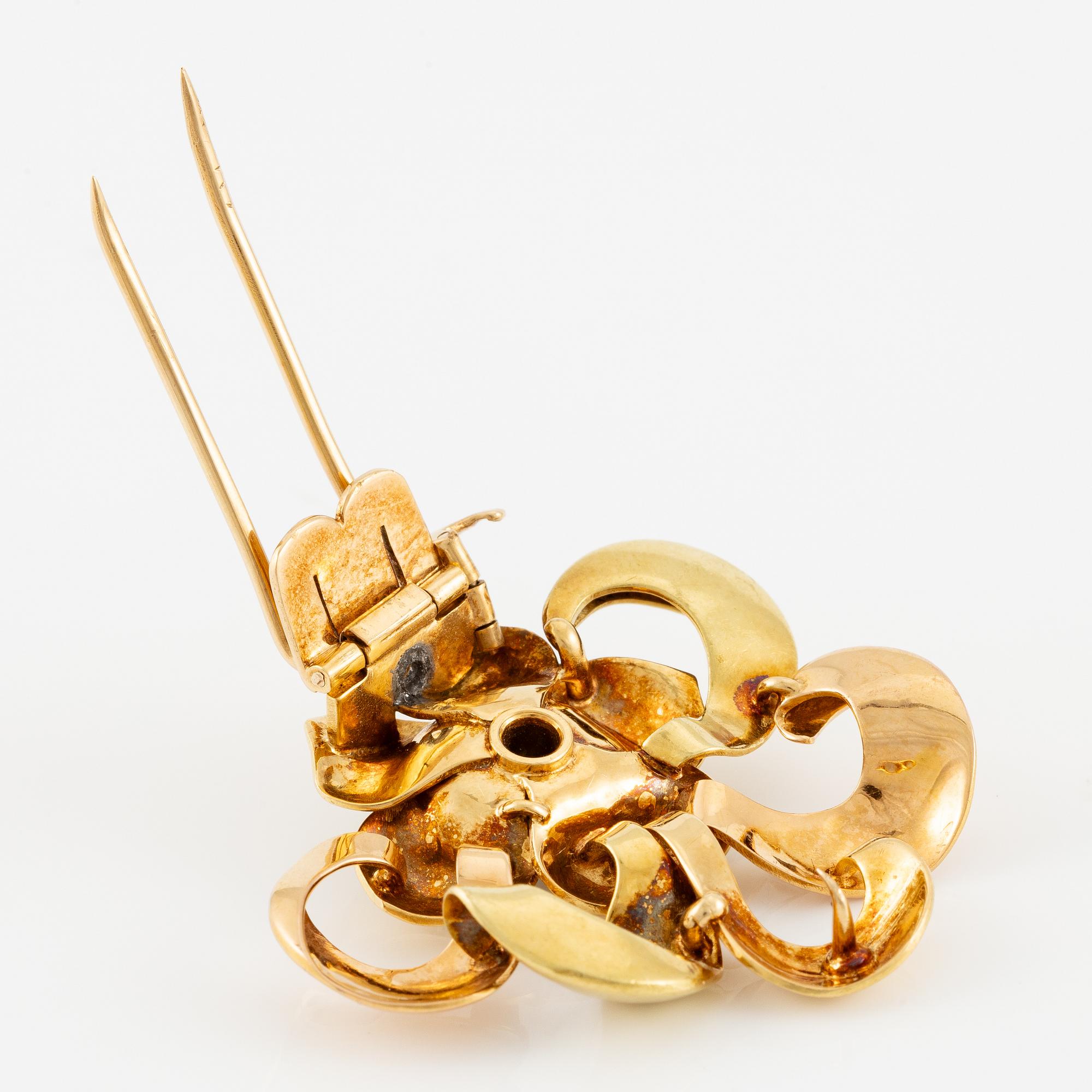 A W.A. Bolin brooch 18K gold with a cabochon-cut sapphire and rose-cut diamonds, Stockholm 1942.