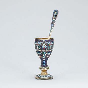 ÄGGKOPP SAMT SKED, silver och cloisonne, Ryssland sent 1800-tal.