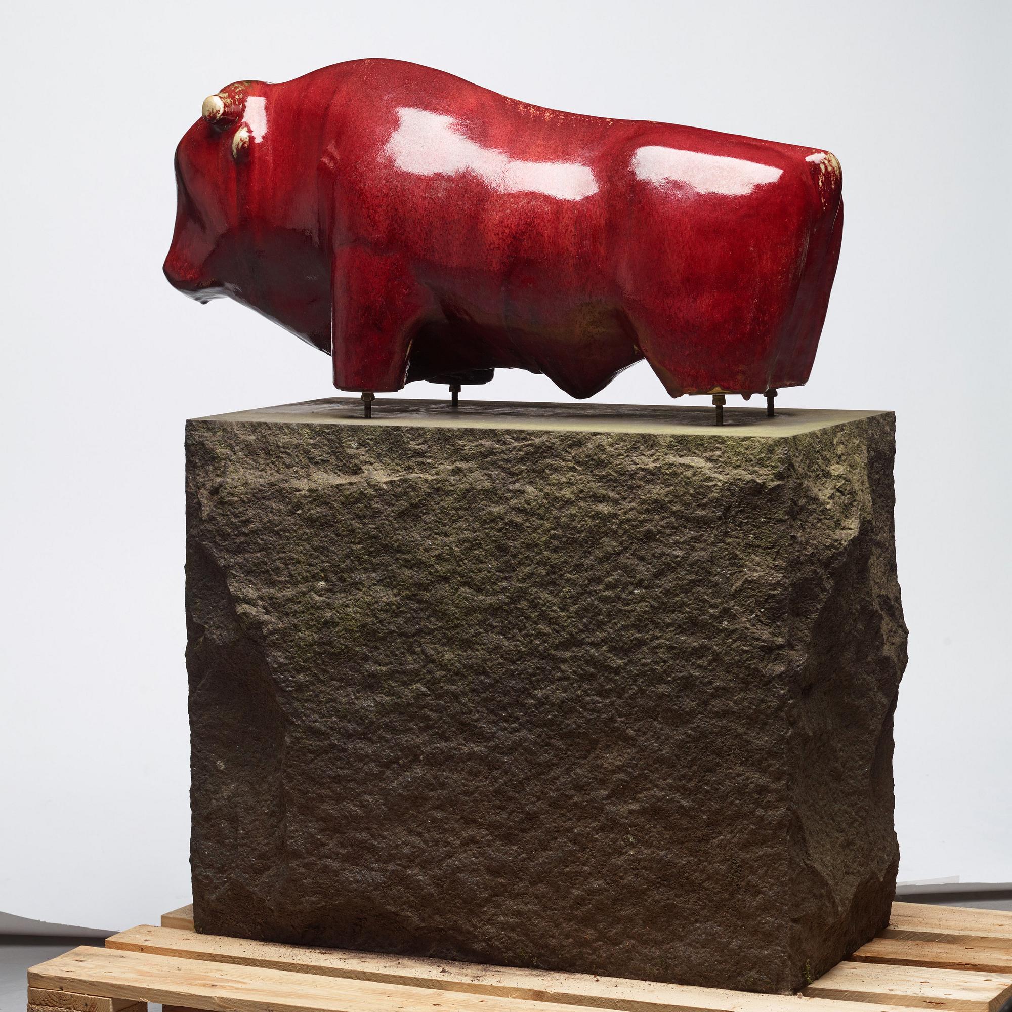 Ulla & Gustav Kraitz, a stoneware sculpture of a bull, Förslöv, Sweden, on a diabase pedestal.