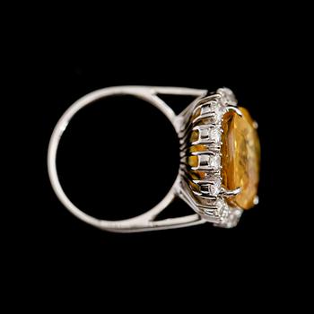 RING, 18 k vitguld, gul safir 17.30 ct, briljantslipade diamanter 0.75 ct. enl gravyr.