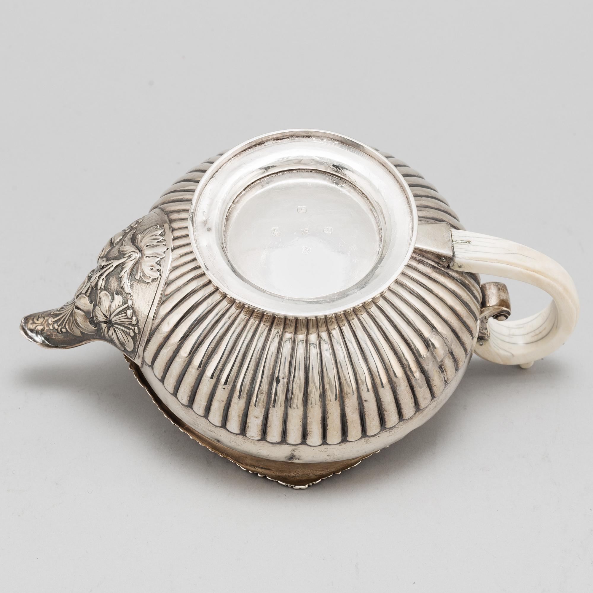A silver teapot, William Eley & William Fearn, London 1823, 742 gram.