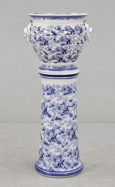 URNA med PIEDESTAL, flintgods, Rörstrand, sekelskiftet 1900.