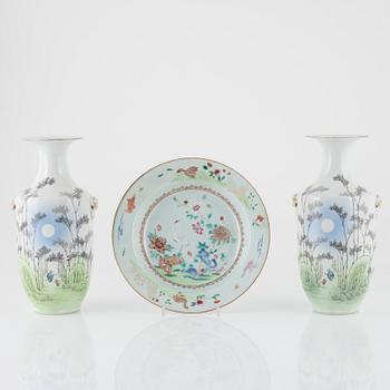 Vaser, ett par, porslin, Kina, 1900-tal samt tallrik, porslin, Kina, Qianlong (1736-95).