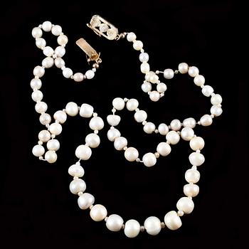COLLIER, naturliga flodpärlor. Lås i 18k guld. C G Hallberg, Malmö 1933.