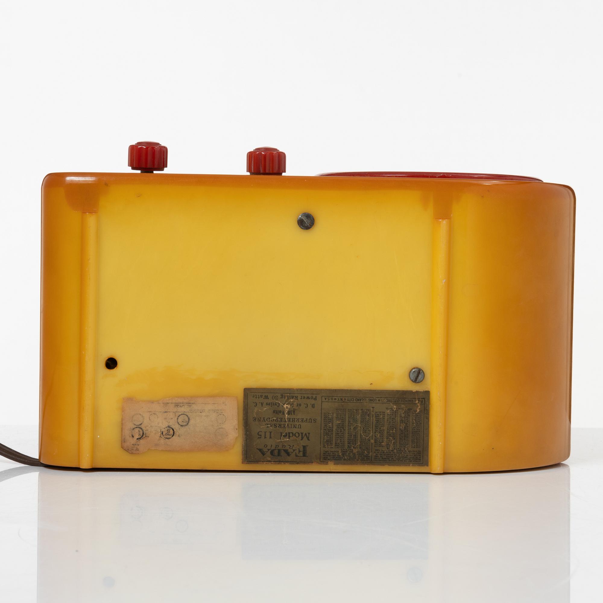 A Fada Streamliner "Bullet" radio model 1000, ca 1945.