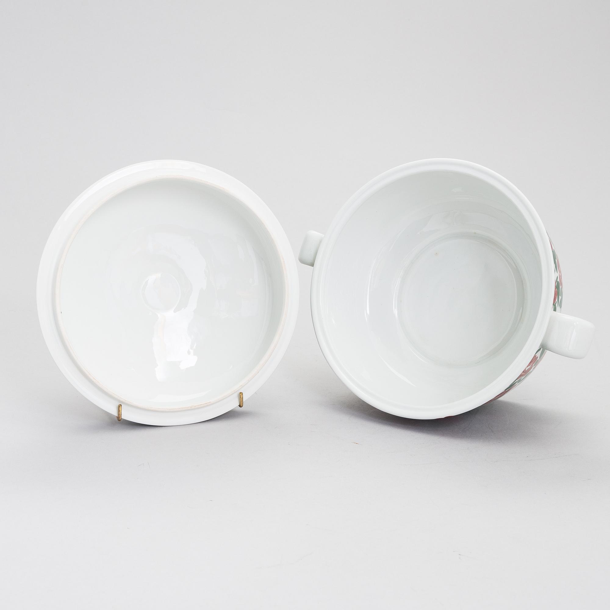 ULLA PROCOPÉ, A 'Purppurajenkka' porcelain terrine with lid signed Arabia Finland.