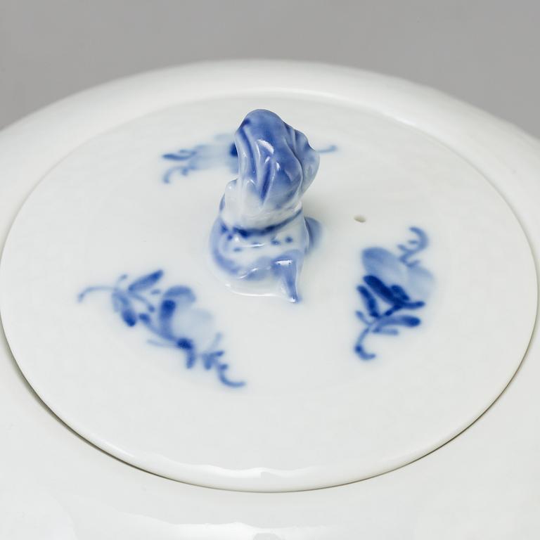 A 14 pc porcelain tableware "Blå blomst" from Royal Copenhagen.