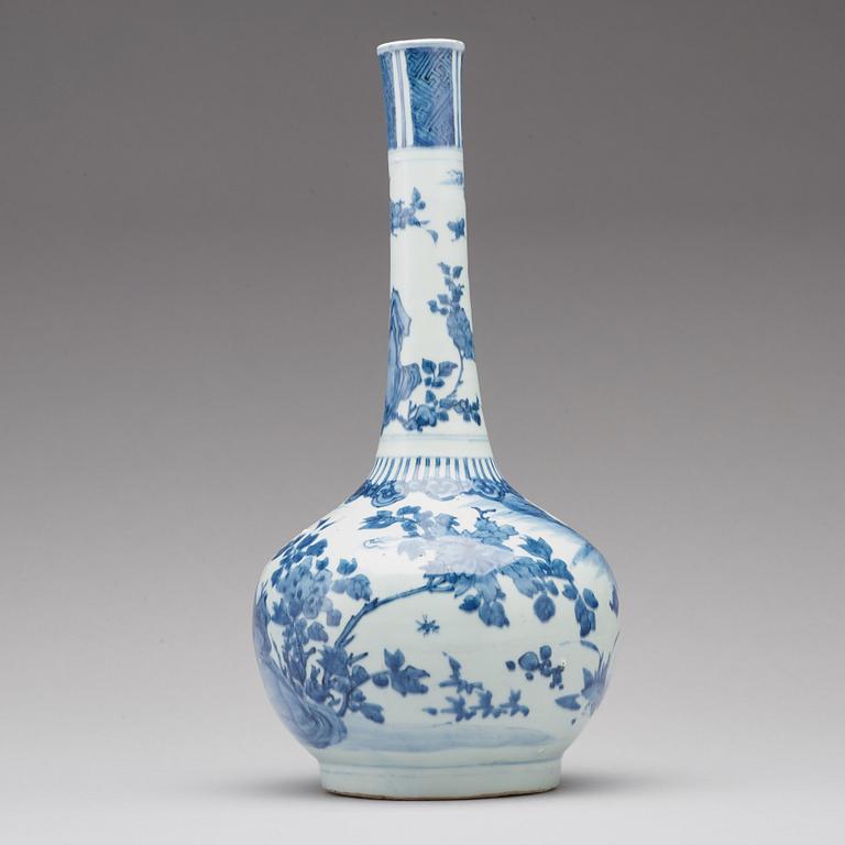 A blue and white figural vase, Qing dynasty, Transition, 17th century.