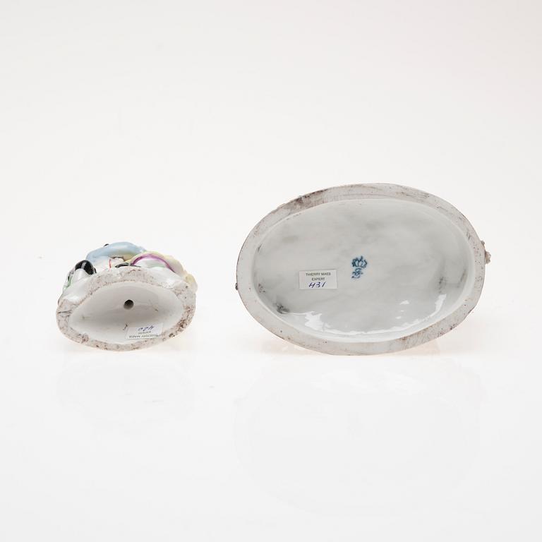 FIGURINER, 2 st grupper, porslin, den ena märkt Sitzendorf, 1800-tal.