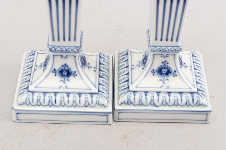 LJUSSTAKAR ett par "Musselmalet" Royal Copenhagen Danmark 1900-talets andra hälft porslin.