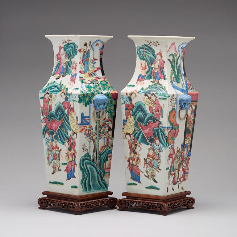 A pair of famille rose vases, Qing dynasty, 19th Century.