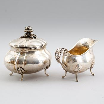 SOCKERSKÅL SAMT GRÄDDKANNA, silver, svenska importstämplar. Vikt ca 334 gram.