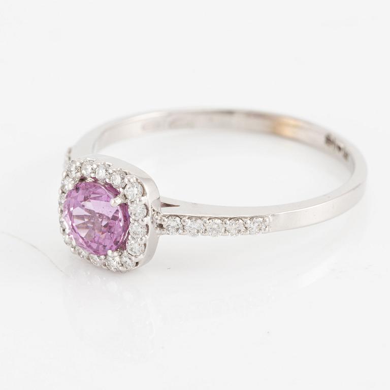 Ring, 14K vitguld med rosa safir och briljantslipade diamanter.