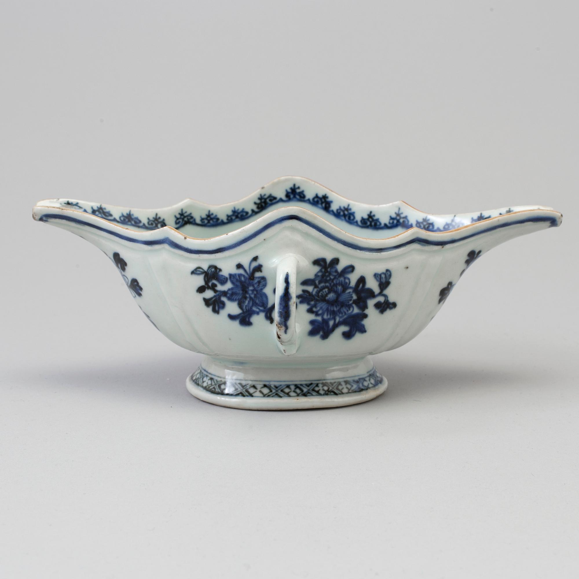 A blue and white export porcelain saucer, Qing dynasty, Qianlong (1736-95).