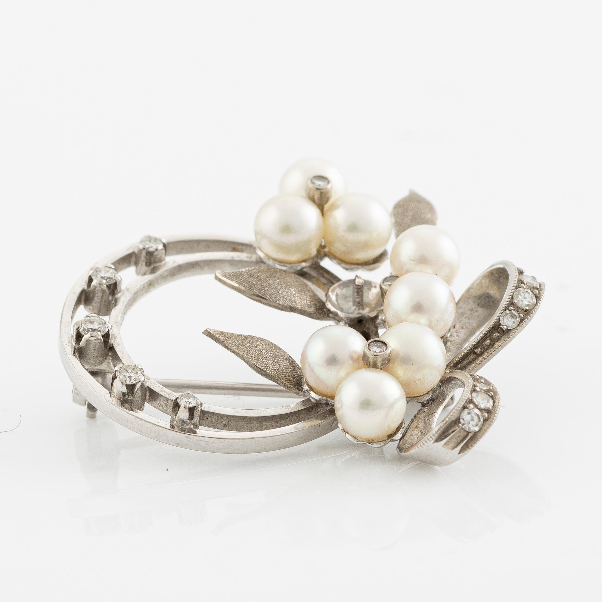 Brosch 18K vitguld med odlade pärlor samt runda briljant- och åttkantslipade diamanter.