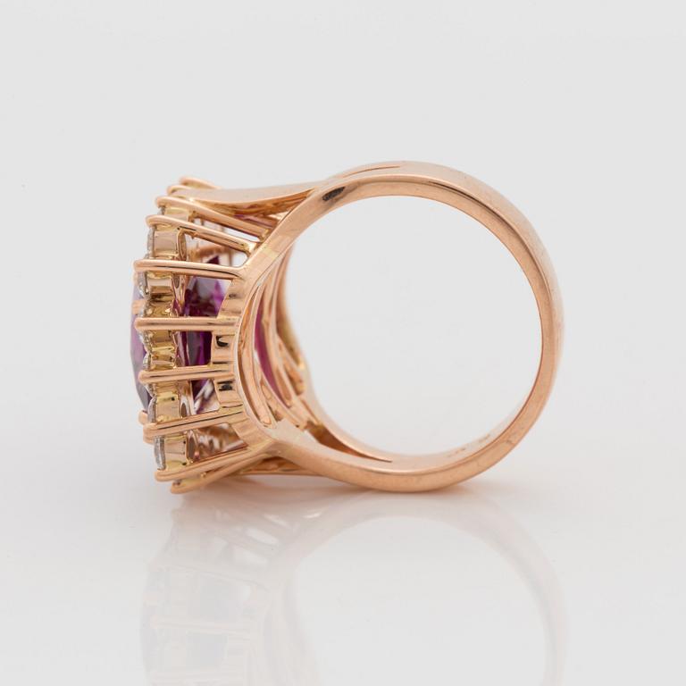 RING med en 9.55 ct obehandlad rosa safir samt briljantslipade diamanter. Certifikat från Gübelin.